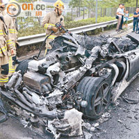 消防將火救熄，跑車毀如廢鐵。（伍啓衛攝）