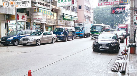 打鼓嶺道違泊情況嚴重，被指影響道路使用者安全。