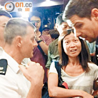 一名本地電台女記者（右二）向警員投訴遇襲。