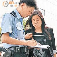 起火私家車女車主到場協助調查。（曾志恒攝）