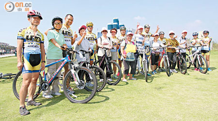 劉教練和單車會成員齊齊出動，陪長者踏單車。