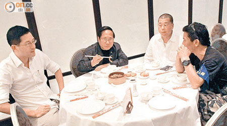 金鐘<br>14:00：黎智英與立法會議員何俊仁（左二）、林卓廷（左一）及郭紹傑（右）前往酒樓「歎茶」。