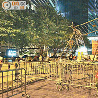 示威人士昨在龍匯道與添美道迴旋處搭起高三米的「鐵馬陣」。
