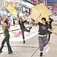 旺角<br>舞蹈界人士在旺角佔領區跳雨傘舞。