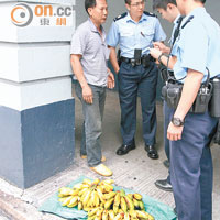 深水埗<br>男子到深水埗警署送上五十條香蕉，支持警方執法清場。