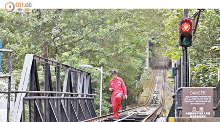 工程人員檢查橋樑結構。（馬竟峰攝）