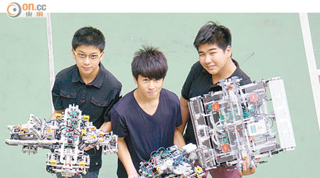 梁懷得（左）、林子朗（中）及楊嘉然（右）憑着「太空機械設備」，奪得本年度「最佳程式設計」獎。