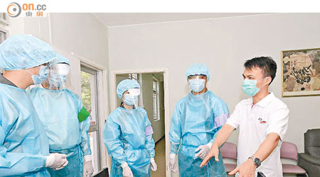 衞生防護中心職員模擬到病人住所調查，向家居接觸者（右一）了解病人的病發經過。