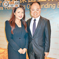 陳龍盛（右）嘆旺角網吧生意勁蝕數十萬元，幸好太太謝嘉恩（左）在背後支持。