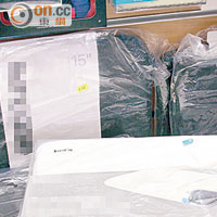 有店員指平板電腦袋的包裝疑曾遭內地海關扣查時被拆開。