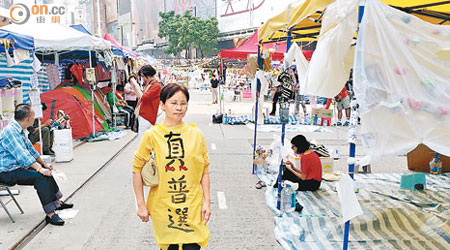 銅鑼灣<br>一名女子穿上印有「真普選」的黃色衣服，在佔領區來回踱步。
