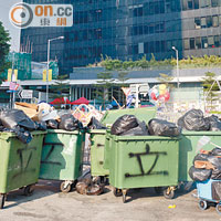 金鐘<br>立法會大樓外的垃圾收集車塞滿大量垃圾。