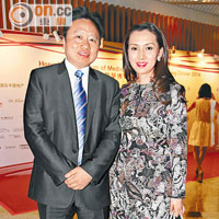 太子珠寶鐘錶主席鄧鉅明（左）與太太鄧宣宏雁（右）捐出多款鑽飾助香港醫學博物館籌募營運經費。