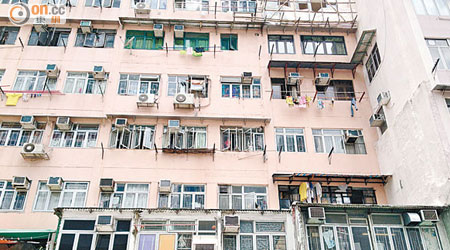 深圳街有平台出現僭建屋，被指影響樓宇結構。