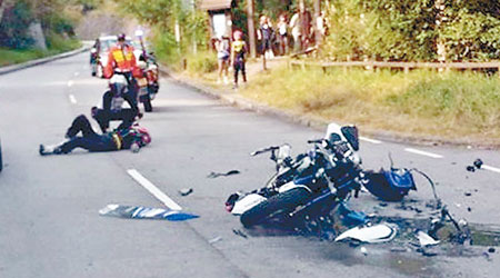 電單車與私家車相撞，鐵騎士受傷倒臥路中。（互聯網圖片）