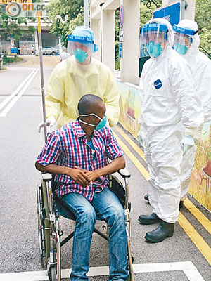 伊院醫護人員穿全副保護裝備處理疑染伊波拉男患者。