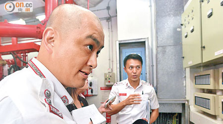 一三年六月二十五日，高級消防隊長謝文邦（右）進入東方報業中心無理調查。