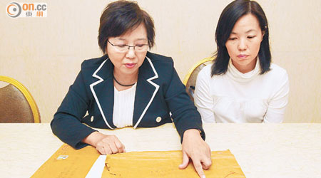 香港郵政昨日派員到東方報業中心了解事件，高級經理鍾淑娟（左）承認事件疑點重重。