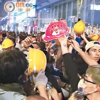 示威者在人群中派發安全帽。