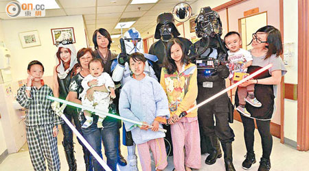 星戰Cosplayer走進瑪嘉烈醫院兒童病房中探訪，他們悉心的裝扮成功逗得病童開懷歡笑。