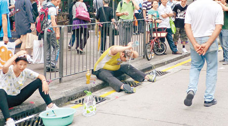 旺角<br>佔旺區有人坐在路邊洗頭。（讀者提供圖片）