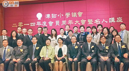 戴婉瑩（前排左四）指下學年將全面實行「優化學校投訴管理先導計劃」。（周翠怡攝）