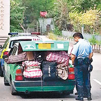 早前有網民直擊疑有的士因尾箱塞爆被警方截查。（互聯網圖片）