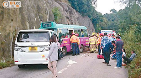 意外小巴乘客坐在路旁等候救治。（網民Nik Chan攝）