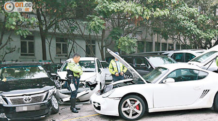 保時捷（右）連撼六車，警員在場調查。（夏國威攝）