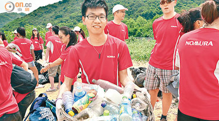 「清潔香港」運動義工每年收集大批塑膠垃圾。（受訪者提供）