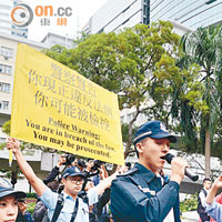 警方舉黃旗警告民陣遊行人士涉非法集會。