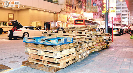 油麻地<br>西貢街行人路上出現四十塊神秘卡板。