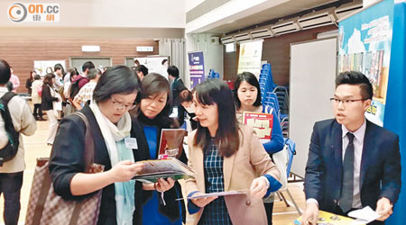 香港電子教科書協會昨辦電子教科書博覽，吸引近百名教育界人士入場參觀。（周翠怡攝）