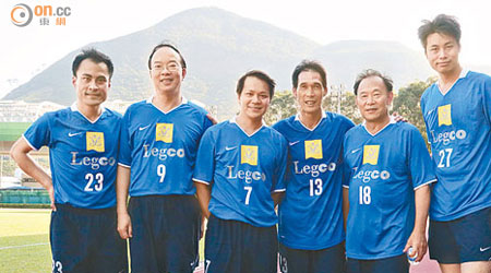 立法會足球隊有外援李健和（右三）幫腳，險勝大狀隊。（溫國佳攝）