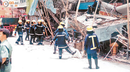 當年<BR>香港仔添喜大廈簷篷突然倒塌，造成一死十七傷。