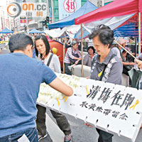 有傳執達吏及警方即將清除佔領區障礙物，有佔領人士派發黃絲帶留念。