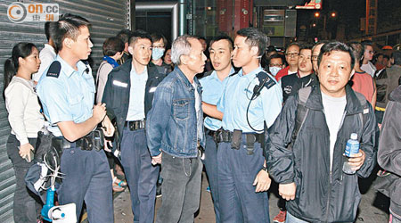 反佔領男子與佔領人士爭吵，警員上前調解。