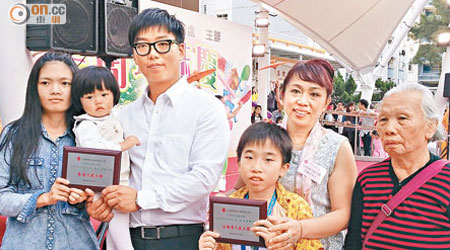 陳洲（左三）及李鳳金（右二）獲宏施慈善基金社會服務處獎項。