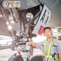 陳洲現任職飛機維修技工，希望日後能成為飛機工程師。