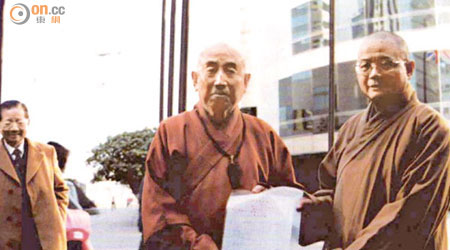 覺光法師（左）於六十年代起爭取佛誕節成為公眾假期。