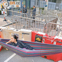 金鐘<br>有示威者在政府總部停車場入口外架起「吊床」休息。