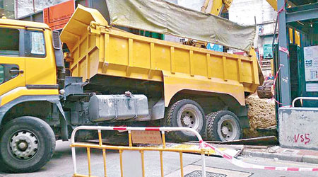 毗鄰地盤本月六日曾路陷卡住泥頭車尾轆。（互聯網圖片）