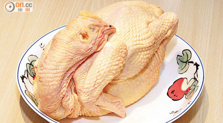 雞肉解凍時滲出的血水，是彎曲桿菌的孳生溫床。