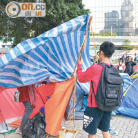 部分佔領者自行清走禁令範圍內的帳篷。