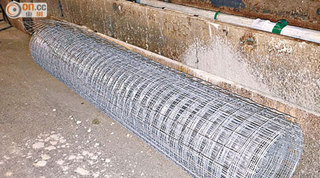 鐵絲網常用於混凝土鋪設的路面，可減低路面塌陷機會。