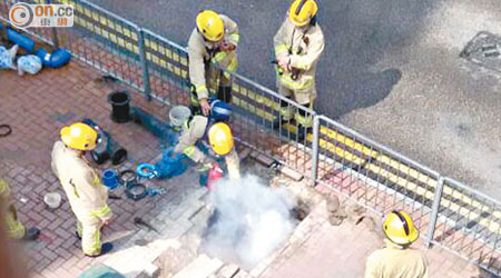 消防員用滅火筒噴向受損着火煤氣管降溫。（曾紹良攝）