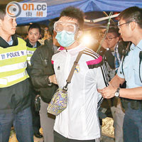 暴徒5<br>戴上眼罩及口罩的青年被捕。