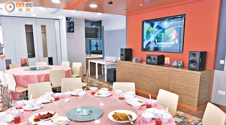 民航處活動室猶如「卡拉ＯＫ貴賓房」，放有兩張大型圓形餐桌、大電視及多個喇叭。