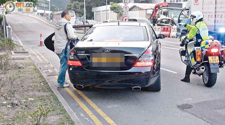 黎智英離開金鐘時公然在雙黃線上車，遭交通警斥責。