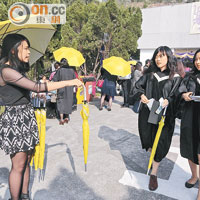 中大<br>中大學生會昨日向畢業生派發雨傘。